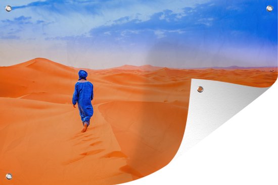 Muurdecoratie Een Berber loopt in de woestijn - 180x120 cm - Tuinposter - Tuindoek - Buitenposter
