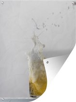 Tuinschilderij Plonzend biertje op witte achtergrond - 60x80 cm - Tuinposter - Tuindoek - Buitenposter