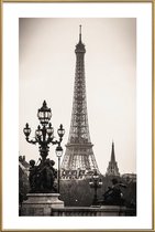 JUNIQE - Poster met kunststof lijst Eiffel Tower -40x60 /Grijs & Wit