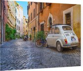 Fiat in klassiek straatbeeld van Trastevere in Rome - Foto op Plexiglas - 90 x 60 cm