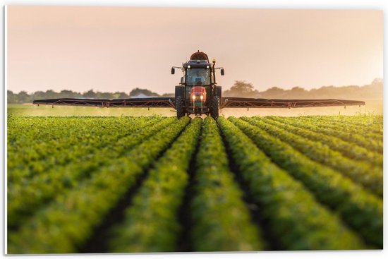 Forex - Trekker op het Land aan het Werk - 60x40cm Foto op Forex