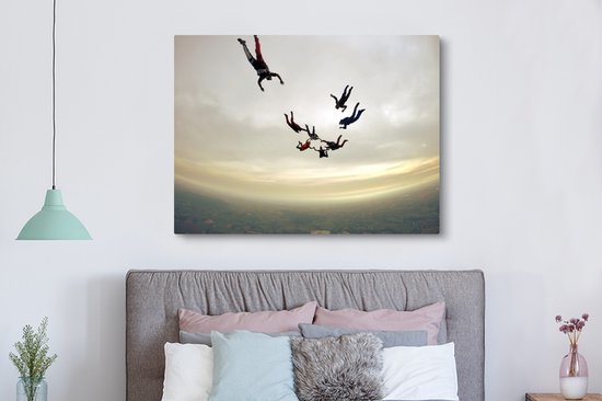 Canvas Schilderij Skydiven op een bewolkte dag - 160x120 cm - Wanddecoratie XXL - OneMillionCanvasses