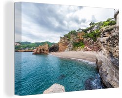 Canvas schilderij 140x90 cm - Wanddecoratie Strand met rotsen bij Costa Brava - Muurdecoratie woonkamer - Slaapkamer decoratie - Kamer accessoires - Schilderijen