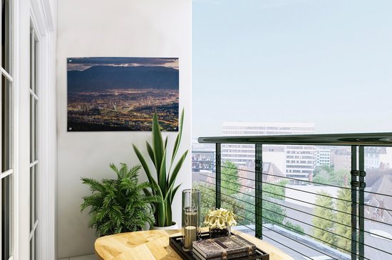 Dim Sarajevo devant une montagne en Bosnie-Herzégovine Poster Jardin 60x40 cm - petit - Toile de jardin / Toile d'extérieur / Peintures d'extérieur (décoration de jardin)