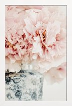 JUNIQE - Poster in houten lijst Peonies In A Vase -30x45 /Roze & Wit