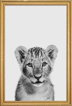 JUNIQE - Poster met houten lijst Lion Cub II Classic -20x30 /Wit &