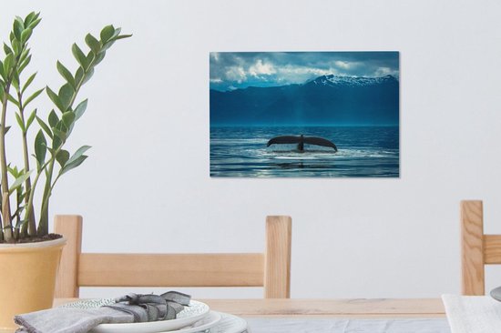 La queue d'une baleine à bosse en arrière-plan est une chaîne de montagnes 30x20 cm - petit - Tirage photo sur toile (Décoration murale salon / chambre)