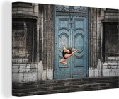 Canvas schilderij 140x90 cm - Wanddecoratie Dansende ballerina voor een deur - Muurdecoratie woonkamer - Slaapkamer decoratie - Kamer accessoires - Schilderijen