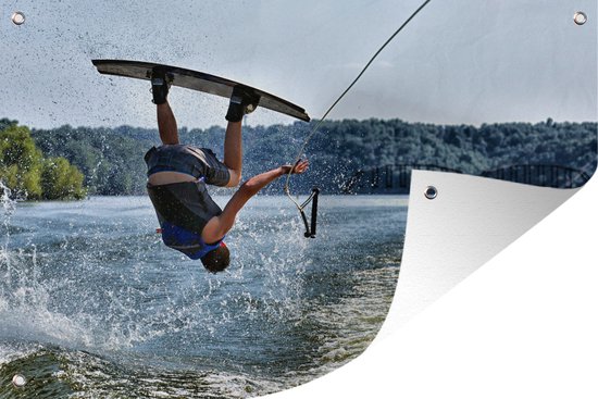 Foto: Muurdecoratie een mannelijke tiener hangt ondersteboven op een wakeboard 180x120 cm tuinposter tuindoek buitenposter