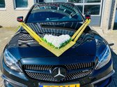 AUTODECO.NL - REINA Luxe Trouwauto Versiering Bruiloft in Glamour Stijl - Trouwauto Decoratie met Gouden Linten - Autodecoratie - Motorkap Versiering - Autobloemstuk - Bloemen voor