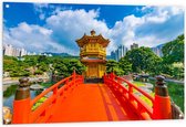 Tuinposter – Oranje Brug naar Gouden Pagode in Nan lian tuin, Hong Kong - 120x80cm Foto op Tuinposter  (wanddecoratie voor buiten en binnen)