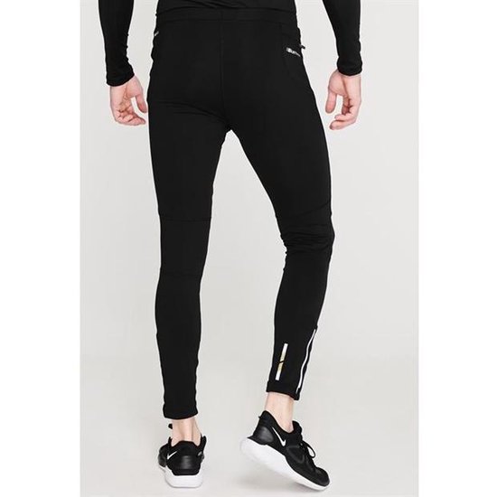 Man in zwarte Karrimor legging met witte en gouden strepen bij de enkels.