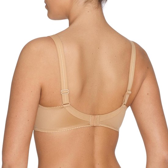 Achterkant van een beige beugel-bh met verstelbare bandjes en haakjes.