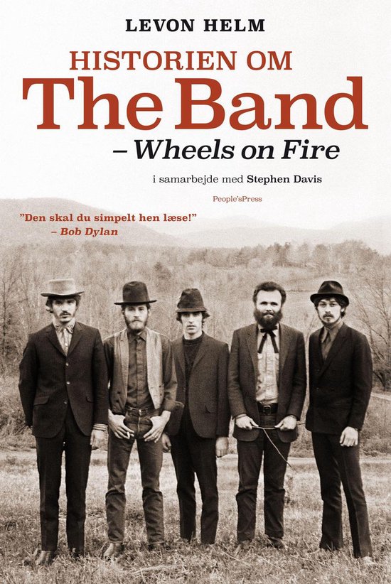 Boek 'Historien om The Band - Wheels on Fire' met een foto van de bandleden.