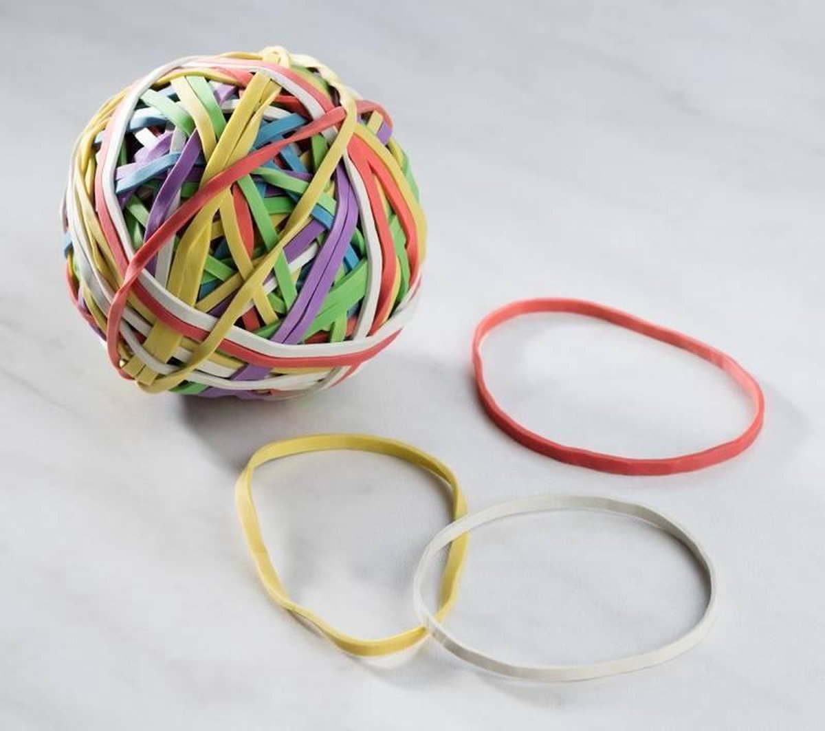 na school droogte informeel Elastiekbal 4,8cm 60g met gekleurde elastiekjes | bol.com