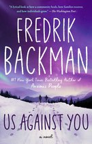 Boekcover van Us Against You, met de titel in grote letters op een besneeuwde achtergrond. Twee figuren lopen weg van de kijker op een spoor in de sneeuw. Aura van paars en roze aan de bovenkant.