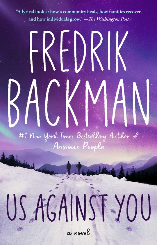Boekcover van Us Against You, met de titel in grote letters op een besneeuwde achtergrond. Twee figuren lopen weg van de kijker op een spoor in de sneeuw. Aura van paars en roze aan de bovenkant.