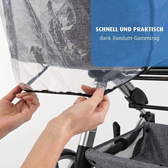 Handen bevestigen een doorzichtige regenhoes aan een kinderwagenframe.