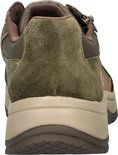 Achteraanzicht van groene suède sneaker met bruine accenten.