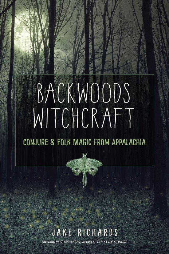 Boekomslag van 'Backwoods Witchcraft' met een mot, bomen en maanlicht. Tekst: 'Backwoods Witchcraft. Conjure & Folk Magic From Appalachia'.