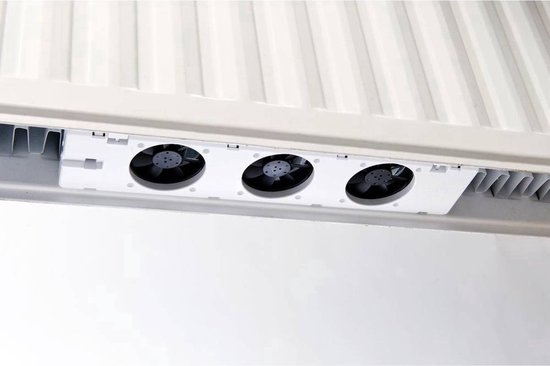 Witte radiator met drie zwarte ventilatoren bevestigd aan de onderkant.
