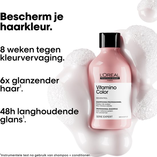 Roze fles L'Oréal Professionnel Vitamino Color shampoo, 300 ml, omringd door schuim.