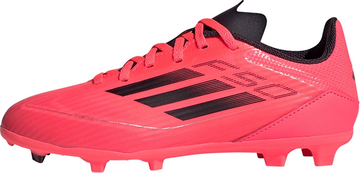 Roze adidas F50 League voetbalschoenen voor kinderen, met Fiberskin-bovenwerk en zwarte details, maat 28.
