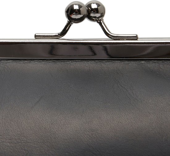 Detail van de zwarte leren tas met een kiss-sluiting.