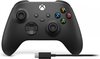 Zwarte Xbox controller met USB-C kabel.