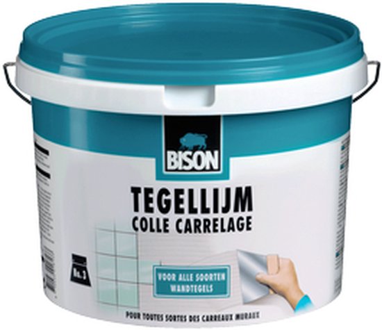 Witte emmer met blauwe deksel, met tekst 'BISON TEGELLIJM COLLE CARRELAGE' en 'voor alle soorten wandtegels'.