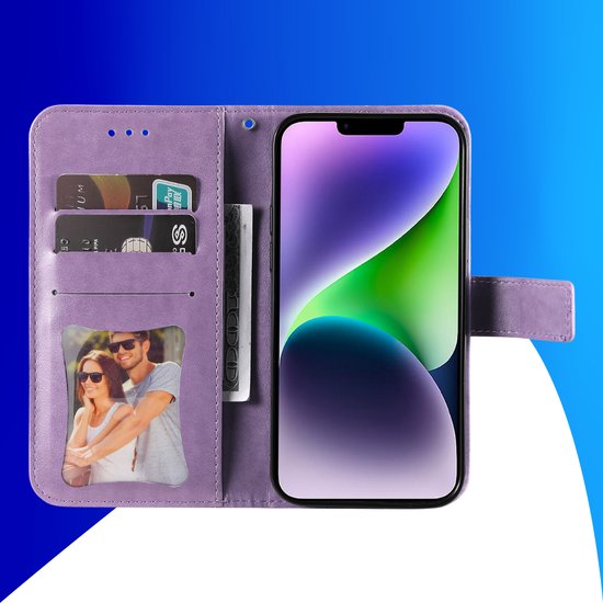 Étui de téléphone violet avec porte-cartes et cadre photo, ouvert avec un smartphone.