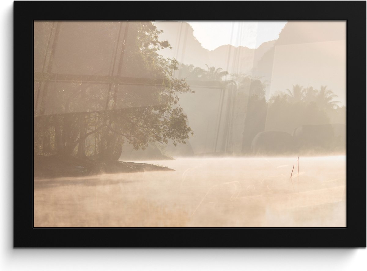 FrameYourWall Poster in lijst - Fotolijst 30x20 cm - Posters - Landschap - Bos - Water - Mist - Beige - Posterlijst zwart - Wanddecoratie badkamer - Muurdecoratie WC - Decoratieve accessoires - Toilet muur decoratie Beige - Landschap