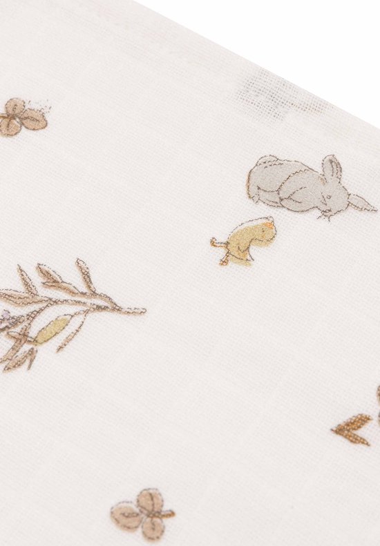 Witte hydrofiele doek met bruine print van konijnen, kuikens, bloemen en takjes.