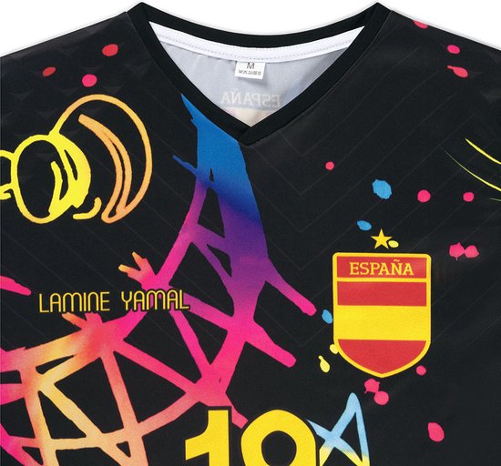 Zwarte voetbalshirt met v-hals en veelkleurige graffiti-stijl opdruk. Met 'Lamine Yamal' en España-logo.