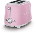 Roze SMEG broodrooster met zilverkleurige accenten en bedieningsknop.