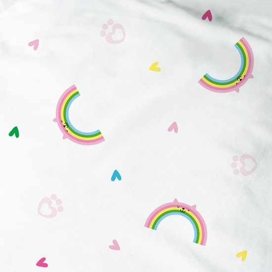 Wit dekbedovertrek met een herhalend patroon van pastelkleurige regenbogen met kattengezichten en kleine hartjes.