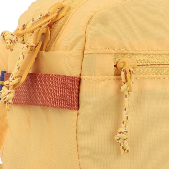 Detail van gele heuptas met oranje stoffen lus en gele trekkoorden aan de rits.