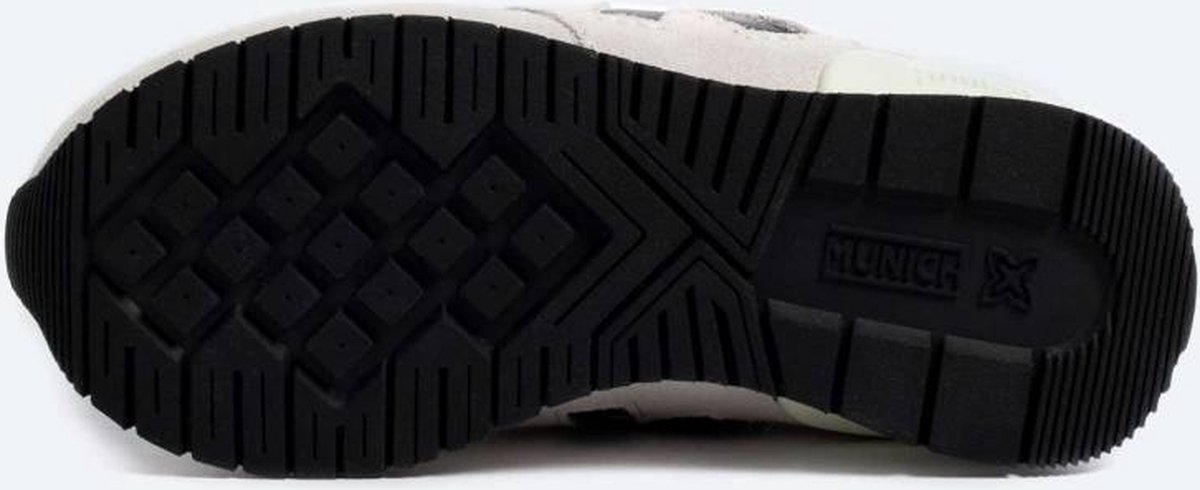 Zwarte rubberen zool van de Munich Dash Vco in schoenen EU 32, retro hardloopsneaker met sportieve uitstraling.