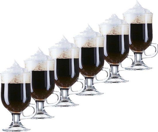 Six verres à café irlandais Arcoroc remplis de café et de crème fouettée, sur des pieds avec anses.