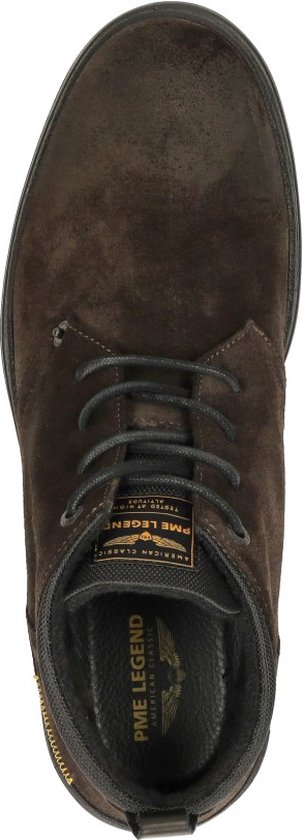 Bovenaanzicht van een donkerbruine suède veterschoen van PME Legend met logopatch op de tong.