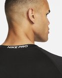 Achterkant van zwart Nike Pro shirt met tekst "NIKE PRO" in witte letters op de nek.