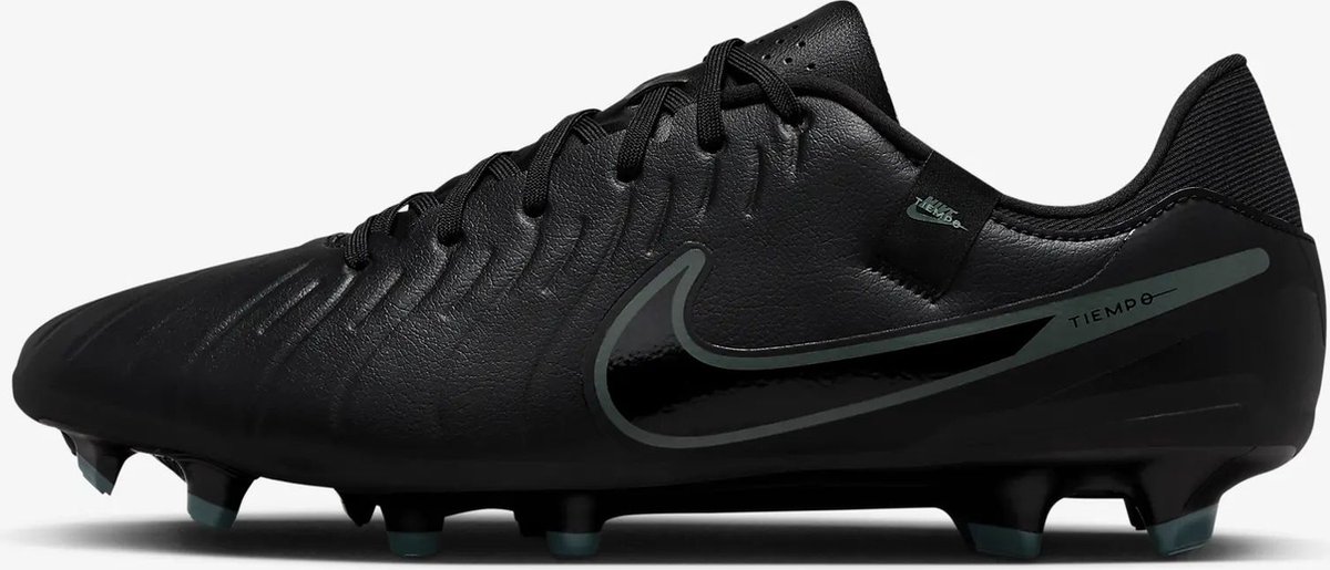 Zwarte Nike Tiempo Legend 10 Academy FG/MG voetbalschoenen met vetersluiting en FlyTouch Lite leer.