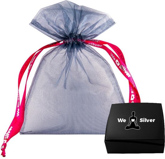 Boîte cadeau noire avec logo 'We Love Silver' et un sac en organza bleu transparent avec des rubans rouges.