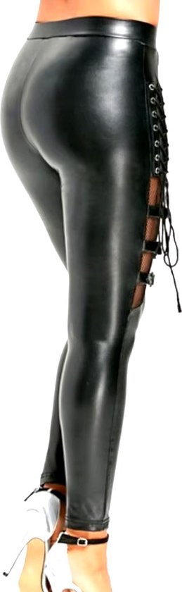 Zijanzicht van een model dat een glanzende zwarte PU-leren legging met veters aan de zijkant draagt.