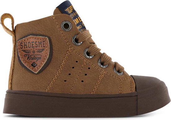 Bruine veterboot met donkerbruine neus en zool. Met patch op de zijkant.