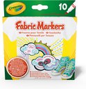 Emballage Crayola Fabric Markers avec un t-shirt et des chaussures peints avec des nuages et un arc-en-ciel.