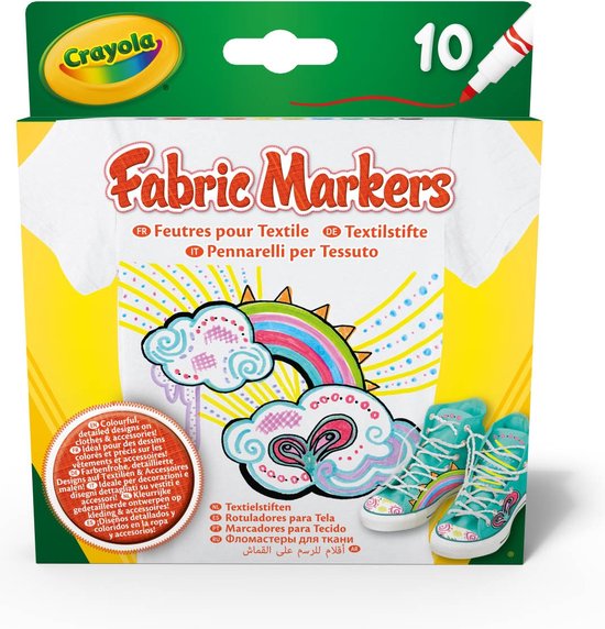 Emballage Crayola Fabric Markers avec un t-shirt et des chaussures peints avec des nuages et un arc-en-ciel.
