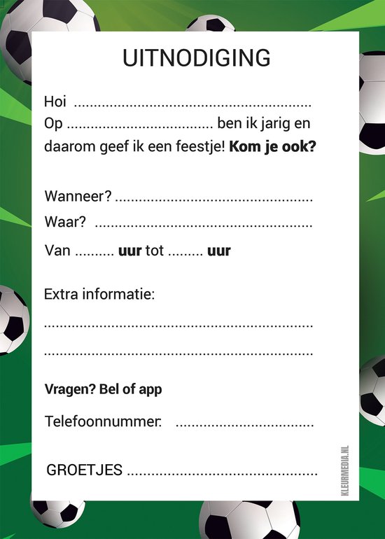 Buitenkant van een groene uitnodigingskaart voor een kinderfeestje, met voetballen en ruimte om in te vullen.