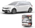 Een witte Volkswagen Polo bedekt met een zilveren Walser autohoes, met de verpakking ernaast.