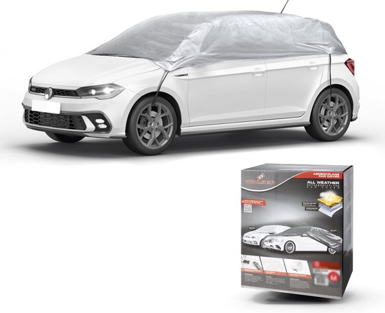 Een witte Volkswagen Polo bedekt met een zilveren Walser autohoes, met de verpakking ernaast.